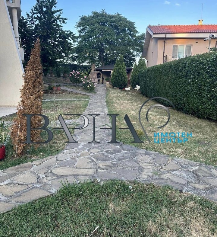 Продава Двустаен Апартамент с Паркомясто - 0