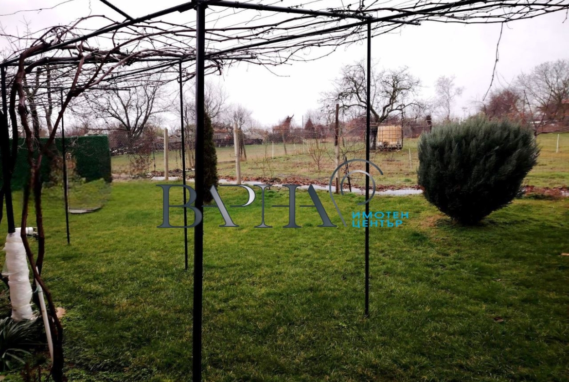 Продава Къща с Двор в с. Аврен - 0