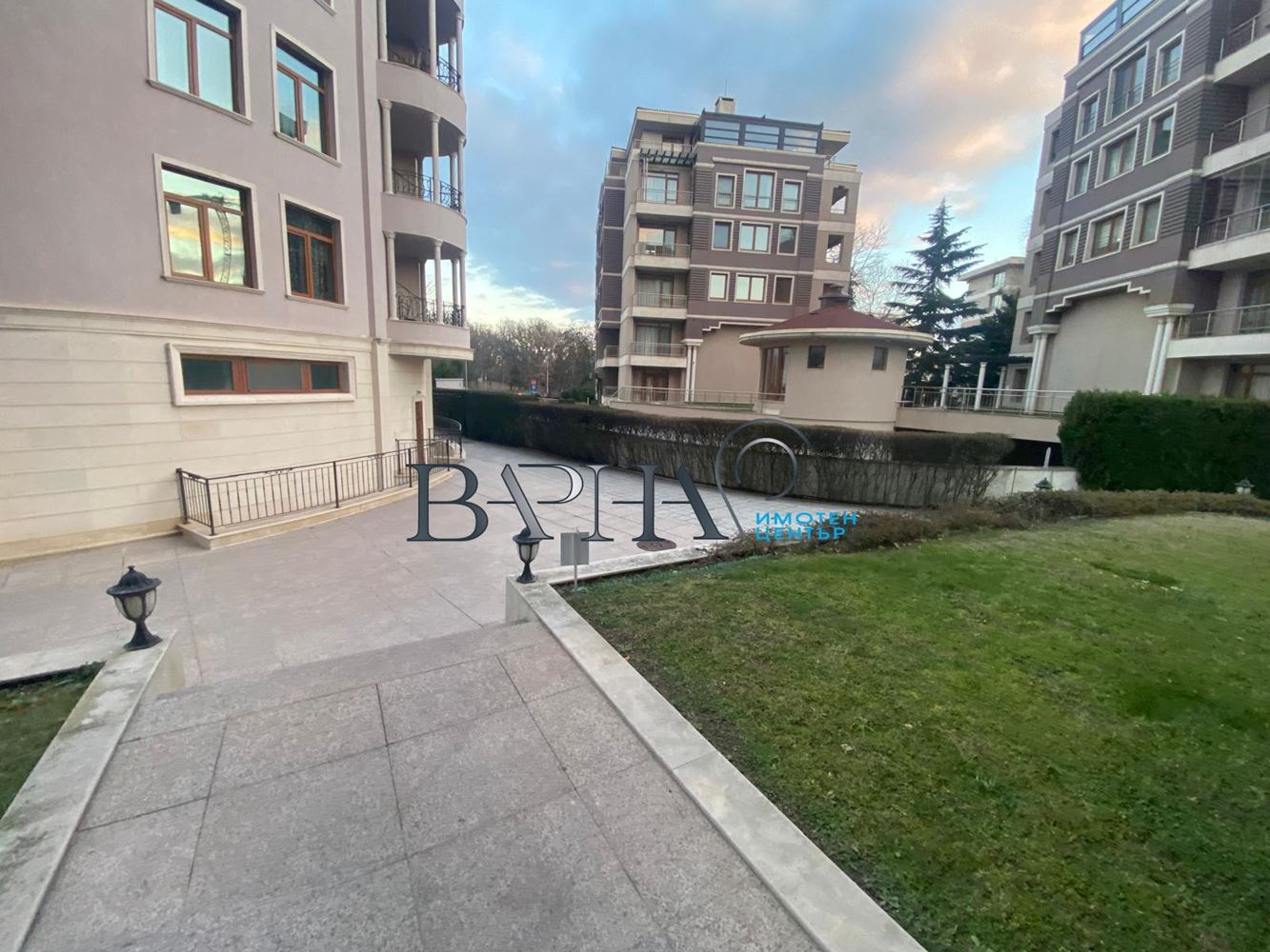 Просторен Двустаен Апартамент - 0