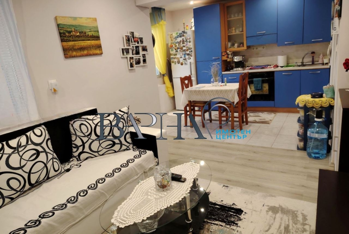 Продава Къща с Двор в с. Аврен - 0