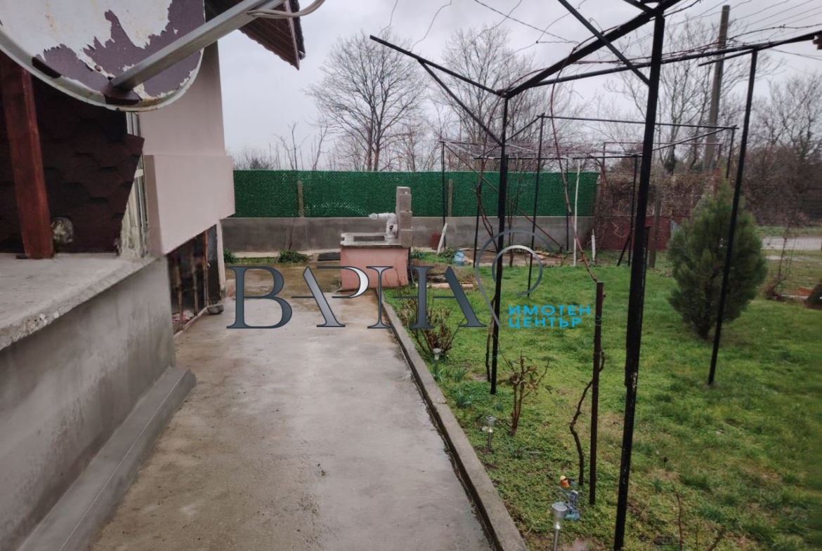 Продава Къща с Двор в с. Аврен - 0