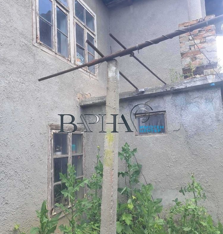 Къща с двор близо до Варна - 0